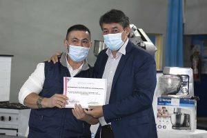 Alicia encabezó el acto de entrega de equipamiento a emprendedores y centros comunitarios de la provincia