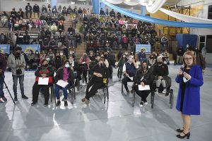 Alicia encabezó el acto de entrega de equipamiento a emprendedores y centros comunitarios de la provincia