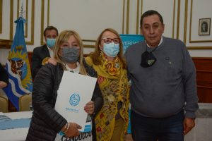 Alicia hizo entrega del Decreto de Homologación del CCT de Salud a lxs trabajadorxs