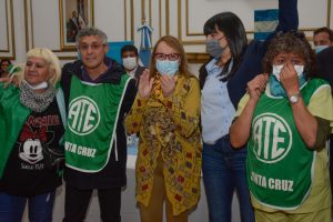 Alicia hizo entrega del Decreto de Homologación del CCT de Salud a lxs trabajadorxs