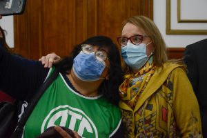 Alicia hizo entrega del Decreto de Homologación del CCT de Salud a lxs trabajadorxs