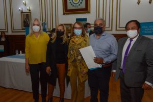 Alicia hizo entrega del Decreto de Homologación del CCT de Salud a lxs trabajadorxs