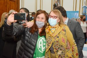 Alicia hizo entrega del Decreto de Homologación del CCT de Salud a lxs trabajadorxs