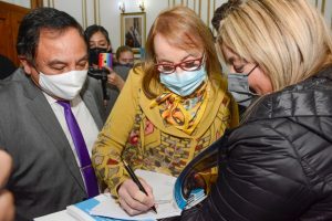 Alicia hizo entrega del Decreto de Homologación del CCT de Salud a lxs trabajadorxs