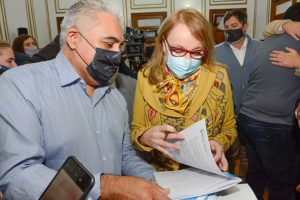 Alicia hizo entrega del Decreto de Homologación del CCT de Salud a lxs trabajadorxs