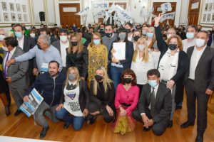 Alicia hizo entrega del Decreto de Homologación del CCT de Salud a lxs trabajadorxs