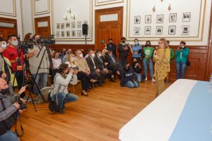 Alicia hizo entrega del Decreto de Homologación del CCT de Salud a lxs trabajadorxs