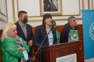 Alicia hizo entrega del Decreto de Homologación del CCT de Salud a lxs trabajadorxs