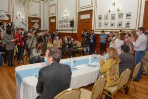 Alicia hizo entrega del Decreto de Homologación del CCT de Salud a lxs trabajadorxs