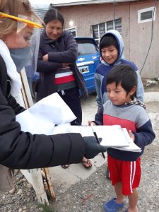 Comenzó en Río Gallegos la distribución de cuadernillos impresos para estudiantes sin conectividad