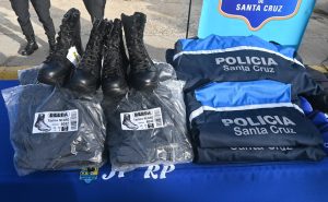 Se realizó la entrega de uniformes en Caleta Olivia