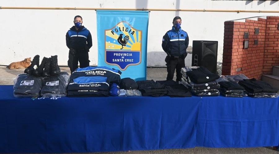 Se realizó la entrega de uniformes en Caleta Olivia