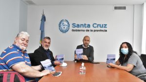 Escritor santacruceño obsequió “El río de la sangre” a la biblioteca de la Casa de Santa Cruz