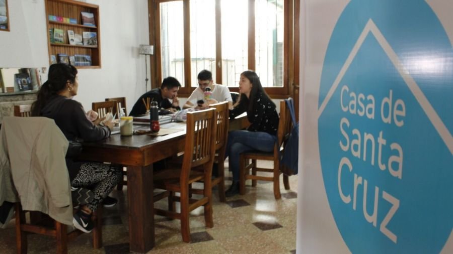 Estudiantes visitan la Casa de Las Juventudes “Memoria Santacruceña” en La Plata