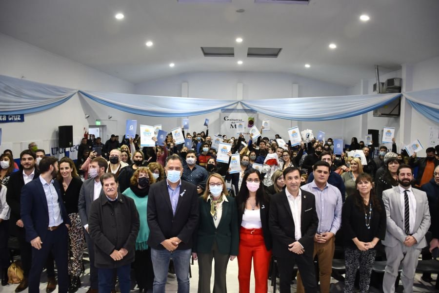 Alicia encabezó el acto de entrega de terrenos a vecinos y vecinas de Río Gallegos