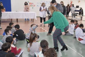 Alicia participó en la entrega de libros en la Escuela Primaria Provincial N°60 de Río Turbio