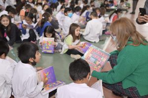 Alicia participó en la entrega de libros en la Escuela Primaria Provincial N°60 de Río Turbio