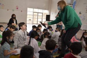 Alicia participó en la entrega de libros en la Escuela Primaria Provincial N°60 de Río Turbio