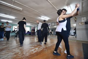 Alicia visitó al Ballet Internacional de Santa Cruz en el Centro Cultural Orkeke de Río Gallegos