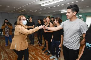 Alicia visitó al Ballet Internacional de Santa Cruz en el Centro Cultural Orkeke de Río Gallegos